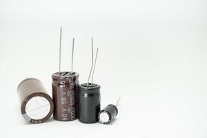 grupo isolado de capacitor, usado em dispositivo eletrônico. conceito de peças eletrônicas. foto