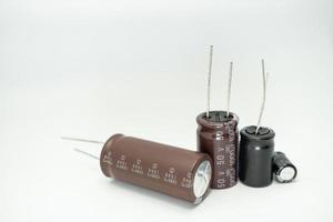 grupo isolado de capacitor, usado em dispositivo eletrônico. conceito de peças eletrônicas. foto