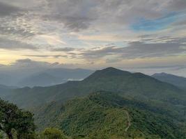 vista da bela montanha de manhã foto