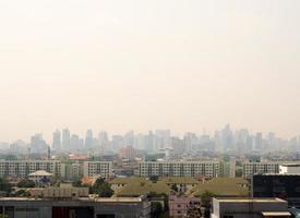 skyline urbano da paisagem urbana na névoa ou poluição atmosférica. imagem ampla e alta da cidade de bangkok no smog foto