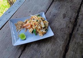 pad de macarrão frito tailandês tailandês com camarão e lula tem legumes comida tailandesa foto