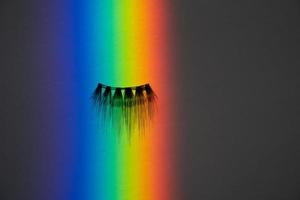 cílios postiços em um arco-íris vertical foto