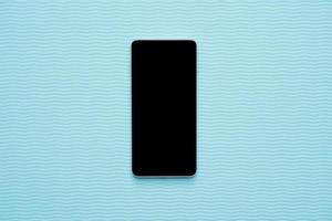 telefone em branco vertical no fundo da onda azul foto