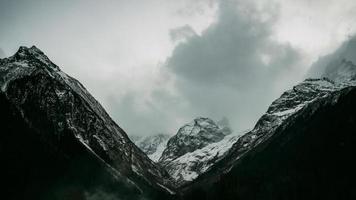 dramáticas montanhas nevadas dombai foto