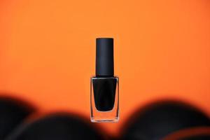 esmalte preto em fundo laranja foto