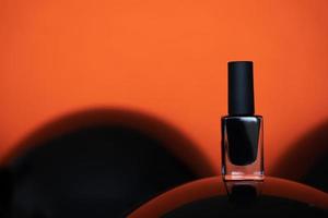 esmalte preto closeup no fundo laranja do balão foto