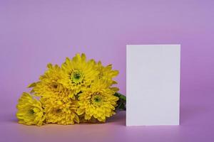 conceito de design do projeto de saudação de feriado do dia das mães com buquê de flores. foto