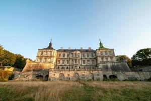 belo castelo medieval de pidhirtsi, região de lviv, ucrânia. 30 de março de 2020 foto