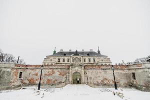 belo castelo medieval de pidhirtsi. vila de pidhirtsi, oblast de lviv, ucrânia, 20 de fevereiro de 2019 foto