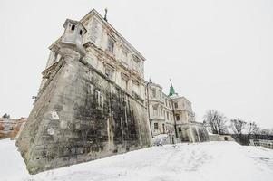 belo castelo medieval de pidhirtsi. vila de pidhirtsi, oblast de lviv, ucrânia, 20 de fevereiro de 2019 foto