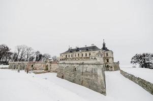 belo castelo medieval de pidhirtsi. vila de pidhirtsi, oblast de lviv, ucrânia, 20 de fevereiro de 2019 foto