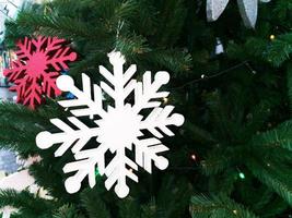 árvore de natal decorada com floco de neve branco e guirlanda. fechar-se. foto