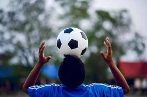 a imagem recortada de jogadores de esportes que pegam a bola e o campo de futebol. conceito de imagem esportiva. foto