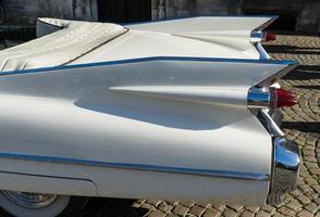 bruges, bélgica, 2015. carro de casamento cadillac na praça do mercado foto