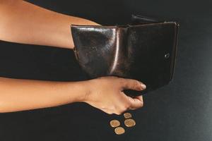 mulher derramando moedas da carteira, conceito de restrições financeiras, pobreza