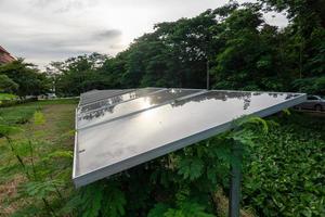 painéis solares em uma encosta do país em um dia ensolarado fornecendo fonte de energia renovável sustentável para a alternativa dos moradores locais foto