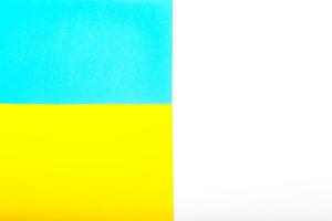 cores de papel amarelo e azul como as bandeiras symble da ucrânia. fundo para protesto contra a guerra, conflito militar. foto