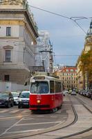 viena, áustria, 2021 - homem dirigindo um bonde elétrico vermelho foto