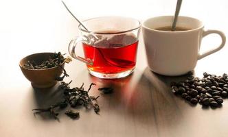 café e chá com grãos de café e folhas de chá no piso de madeira. foto