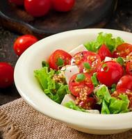 salada de tomate com alface, queijo e mostarda e molho de alho foto