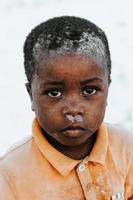 retrato de um jovem africano em zanzibar foto
