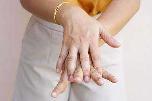 corona vírus covid-19 desinfetante para as mãos anti álcool gel para proteção feminina da higiene das mãos foto
