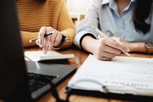 os consultores da empresa apontam planos em reunião para formular um plano de revitalização dos negócios da empresa. foto