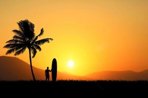 os surfistas de silhueta ouvem na praia com coqueiros pela manhã. foto