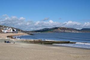 vista da praia em lyme regis foto