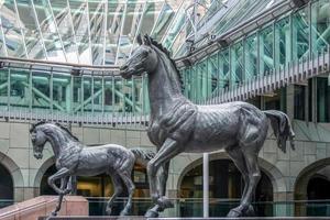 londres, reino unido, 2004. estátuas de dois magníficos cavalos em minster court