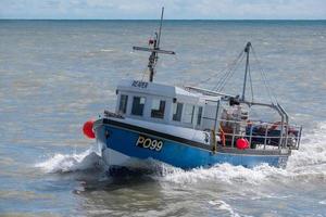 lyme regis, dorset, reino unido, 2017 barco de pesca no porto de lyme regis foto