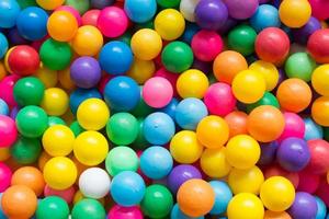 bolas de plástico coloridas no parque infantil foto