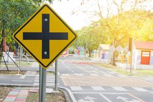 encruzilhada de trânsito. um sinal de estrada avisa de um cruzamento à frente. foto