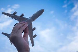 mãos de criança segurando avião foto