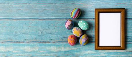 porta-retrato e ovos de páscoa coloridos. conceito de feriados festivos de páscoa. foto