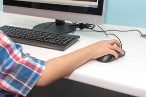 menino brincando com um computador foto