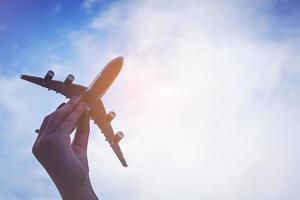 mãos de criança segurando avião foto