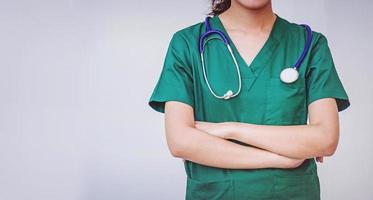 mulher enfermeira ou médico profissional em pé