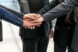 grupo de empresários juntando as mãos. conceito de trabalho em equipe. foto