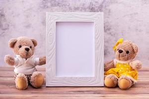 casal ursinho de pelúcia com porta-retrato na mesa de madeira. comemoração do dia dos namorados foto