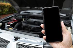 homem telefonando para ajudar com um carro quebrado foto