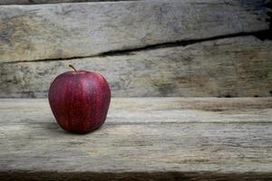 maçãs vermelhas e fundo de madeira foto
