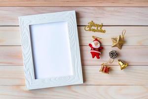 porta-retrato e decoração de natal - papai noel e presente na mesa de madeira. natal e feliz ano novo conceito foto