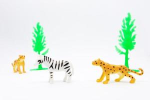 modelo de leopardo e zebra isolado no fundo branco, plástico de brinquedos de animais foto