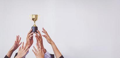 as mãos disputam a taça do troféu de ouro, negócio de conceito foto