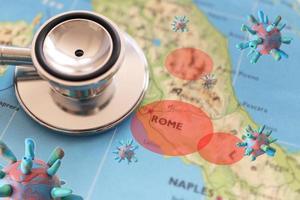 estetoscópio no fundo do mapa da Itália. surto do vírus covid-19 na zona vermelha da itália foto