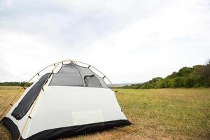 barraca turística instalada na natureza na floresta. turismo doméstico, férias de verão ativas, aventuras em família. ecoturismo, distanciamento social. espaço de cópia foto