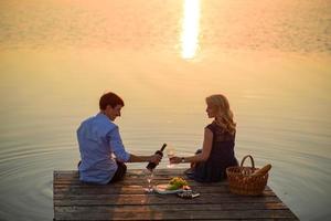 homem e mulher no cais perto do lago. foto