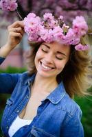 retrato de primavera. mulher jovem e bonita com sakura. exterior foto