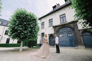 um jovem casal na moda caminha na cidade no verão, a jovem usa um luxo. foto